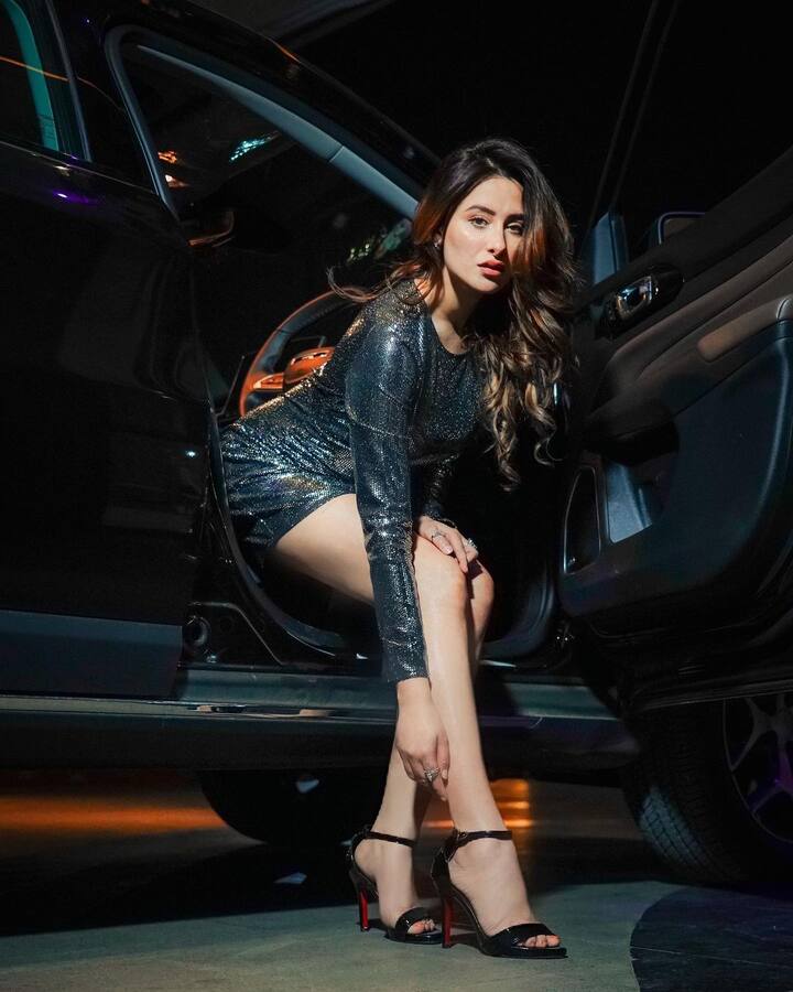 लेटेस्ट फोटोशूटमध्ये  तिने सिक्वेन्स्ड ब्लॅक कलरचा शॉर्ट ड्रेस कॅरी केला आहे. यासोबत तिने काळ्या शेडची हाय हिल्स घातली आहेत.(फोटो सौजन्य :officialmahirasharma/इंस्टाग्राम)