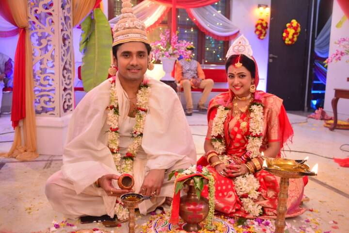 ছোটপর্দায় সাত পাকে বাঁধা পড়ল পর্ণা আর সৃজন। বিয়ের মণ্ডপ সাজিয়ে ধুমধাম করে শ্যুটিং হল 'নিম ফুলের মধু'-র নায়ক নায়িকার।