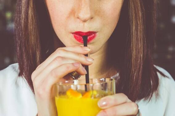 Plastic Straw : ਕੀ ਪਲਾਸਟਿਕ ਸਟਰਾਅ ਸਿਹਤ ਨੂੰ ਪਹੁੰਚਾ ਸਕਦੈ ਨੁਕਸਾਨ, ਜਾਣੋ ਕਿਹੜੀਆਂ ਬਿਮਾਰੀਆਂ ਦਾ ਹੋ ਸਕਦਾ ਖ਼ਤਰਾ Plastic Straw : ਕੀ ਪਲਾਸਟਿਕ ਸਟਰਾਅ ਸਿਹਤ ਨੂੰ ਪਹੁੰਚਾ ਸਕਦੈ ਨੁਕਸਾਨ, ਜਾਣੋ ਕਿਹੜੀਆਂ ਬਿਮਾਰੀਆਂ ਦਾ ਹੋ ਸਕਦਾ ਖ਼ਤਰਾ