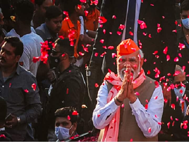 Gujarat elections: PM Modi 50-km-long roadshow spanning across 16 constituencies, Watch video Gujarat elections 2022: 16 தொகுதிகளில் 50 கி.மீ தூரம் பிரதமர் ரோட் ஷோ - வீடியோ
