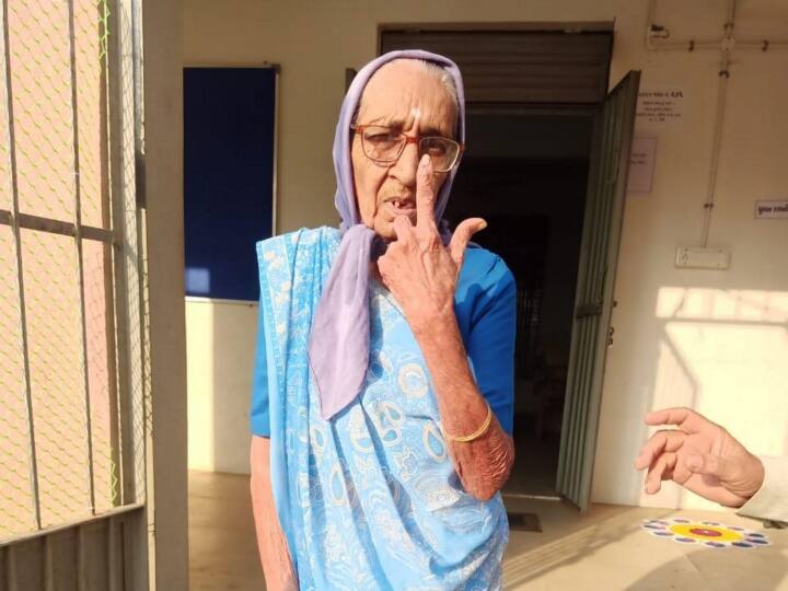 गुजरात विधानसभा चुनाव को लेकर उत्साह बुजुर्ग महिला में भी देखी गई. इन्होंने में भी चुनाव में बढ़-चढ़ कर हिस्सा लिया और मतदान देने के बाद अपने उंगलियों में लगी स्याही को भी दिखा रही हैं.