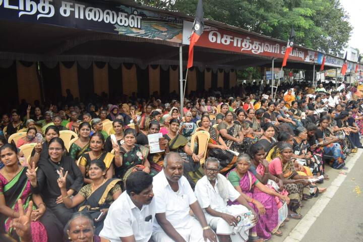 The AIADMK supporters from Tiruppur, Salem, Erode and neighbouring districts also took part in the protest