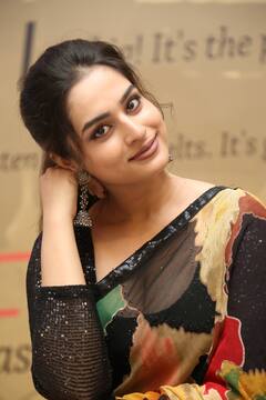 Ayesha Khan: క్యూట్ స్మైల్ తో ఆకట్టుకుంటున్న అయేషా ఖాన్