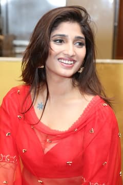 Priya Vadlamani: రెడ్ డ్రెస్‌లో మెరిసిపోతున్న ప్రియ వడ్లమాని