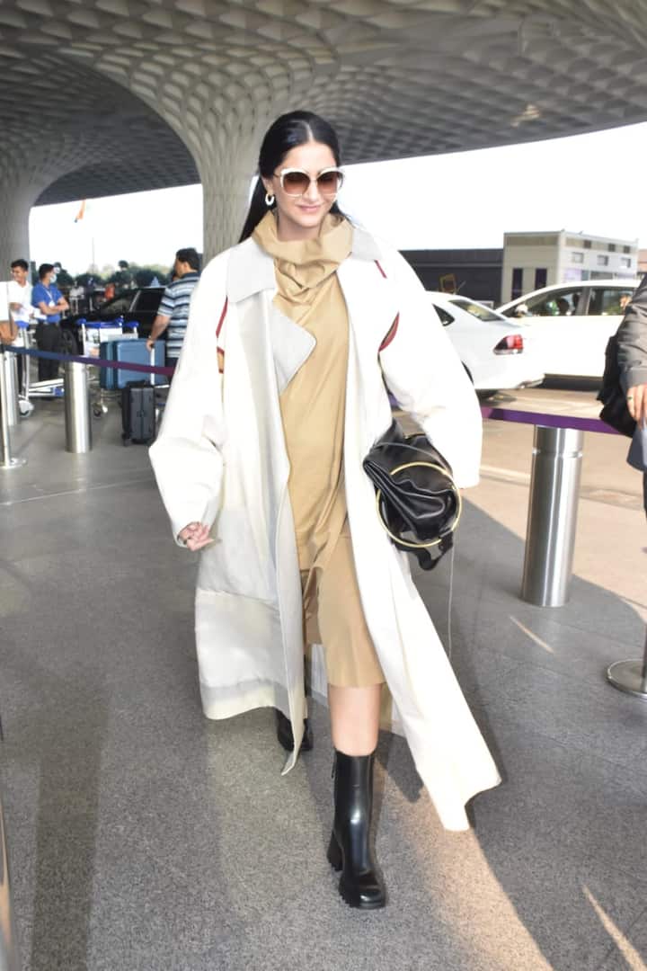 तस्वीरों में आप देख सकते हैं सोनम ने लाइट ब्राउन कलर की नी-लेंथ ड्रेस पहनी थी, जिसके साथ उन्होंने ब्लैक बूट्स कैरी किए थे.