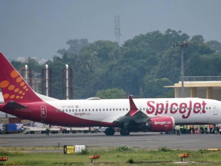 SpiceJet flight with 197 passengers onboard makes emergency landing at Kochi airport SpiceJet Emergency Landing : स्पाइसजेट फ्लाइट की कोच्चि एयरपोर्ट पर इमरजेंसी लैंडिंग, 197 यात्री थे सवार