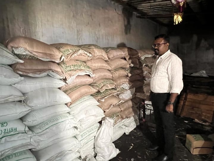 Jaggery Adultered : அதிர்ச்சியடைந்த மக்கள்.. சேலத்தில் கலப்பட வெல்லம்; 12,700 கிலோ சர்க்கரை மூட்டைகள் பறிமுதல்