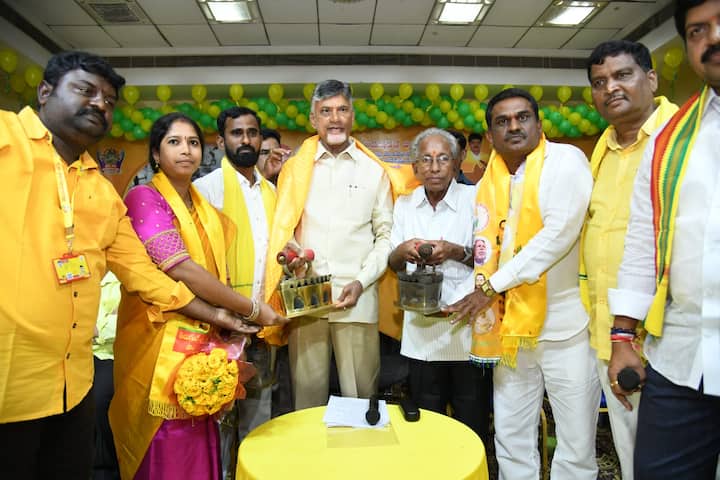 రజకులు బహూకరించిన ఇస్ట్రీ పెట్టెతో చంద్రబాబు