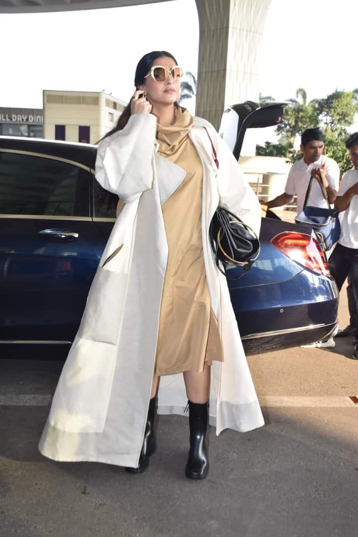 हाल ही में सोनम कपूर को मुंबई एयरपोर्ट पर स्पॉट किया गया था. इस दौरान उन्हें बेहद यूनिक फैशन में देखा गया.