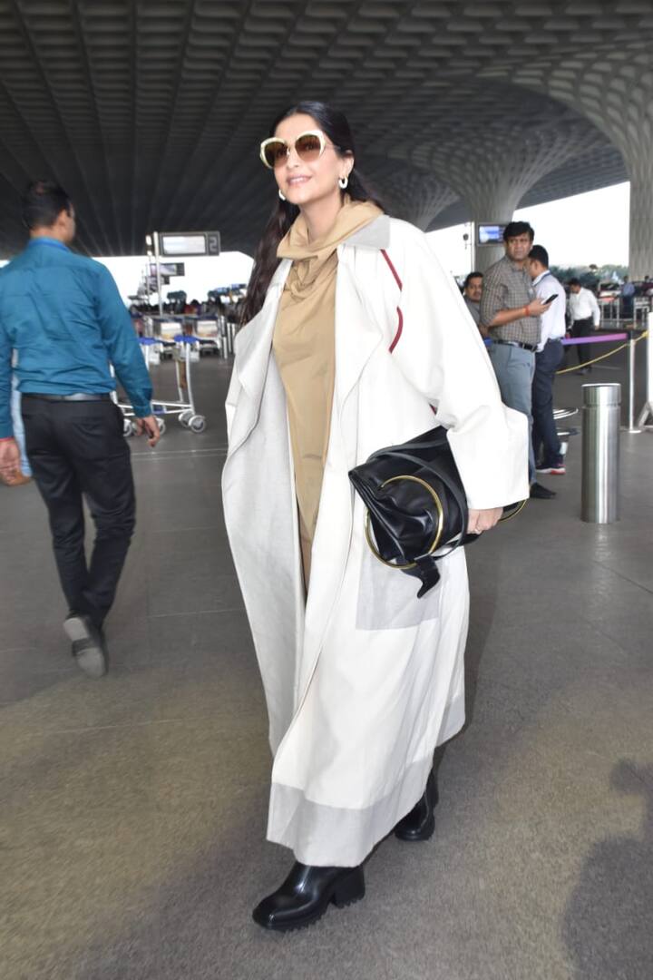 बालों को हाफ क्लच हाफ ओपन रखत हुए सनग्लासेज के साथ अपने लुक को कंप्लीट किया था.