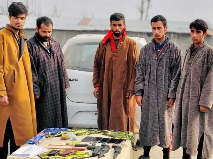 Jammu Kashmir: जम्मू-कश्मीर में आतंकी बनकर दिया लूट को अंजाम, टॉय गन सहित नकली हथियार का किया इस्तेमाल Jammu Kashmir Kulgan Police Busted Extortion Racket 5 Robbers Impersonating as terrorists with Fake Weapons looted ANN Jammu Kashmir: जम्मू-कश्मीर में आतंकी बनकर दिया लूट को अंजाम, टॉय गन सहित नकली हथियार का किया इस्तेमाल