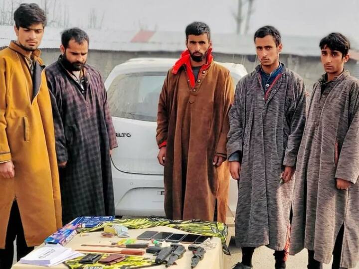 Jammu Kashmir Kulgan Police Busted Extortion Racket 5 Robbers Impersonating as  terrorists with Fake Weapons looted ANN Jammu Kashmir: जम्मू-कश्मीर में आतंकी बनकर दिया लूट को अंजाम, टॉय गन सहित नकली हथियार का किया इस्तेमाल