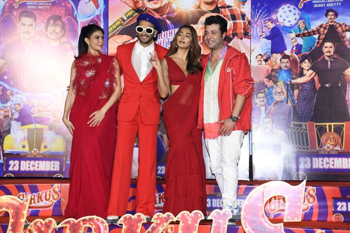 এদিনের অনুষ্ঠানে জ্যাকলিন ও পূজা দুই জনেই সেজেছিলেন লাল শাড়িতে।