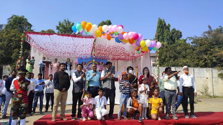 परभणी जिल्हा महिला व बालविकास विभागाच्या वतीने जिल्हा क्रीडा संकुलात बाल महोत्सवाचे आयोजन करण्यात आले होते.