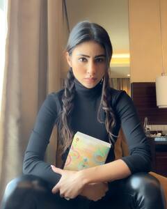 Mouni Roy Luxurious Look: लाखों के बूट्स पहन रेगुलर ऑउटफिट को ऐसे लग्जरी टच देती हैं मौनी रॉय, कीमत जान उड़ जाएंगे होश