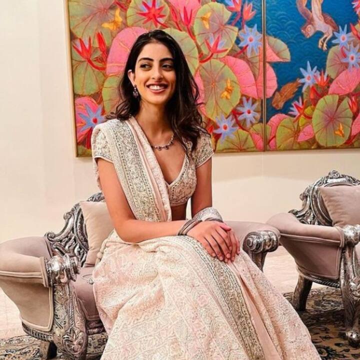 नव्या नवेली नंदा – अमिताभ बच्चन की नातिन नव्या नवेली भी फिल्मों से कोसों दूर हैं. वो वुमन डेवलपमेंट इम्पावरमेंट पर काम करती हैं.