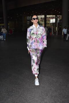 Rakul Preet Singh Pics: एयरपोर्ट पर कूल लुक में स्पॉट हुईं रकुल प्रीत सिंह, स्माइल ने जीत लिया फैंस का दिल