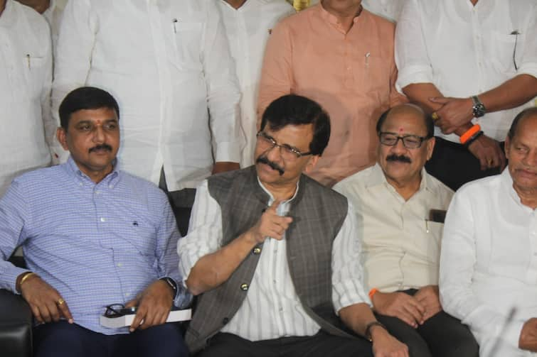 Sanjay Raut criticizes Chief Minister on Karnataka issues Sanjay Raut Nashik : कर्नाटकने सोडलेल्या पाण्यात मुख्यमंत्र्यांनी जलसमाधी घ्यायला हवी, संजय राऊत यांचा घणाघात 