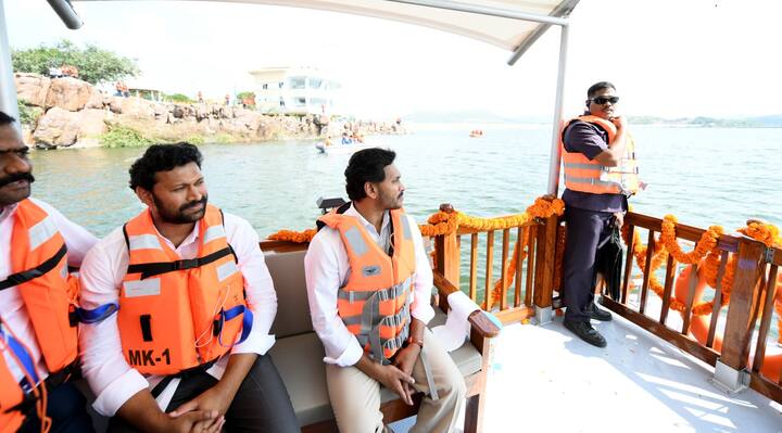 బోటింగ్ లో రిజర్వాయర్ ను పరిశీలిస్తున్న సీఎం జగన్
