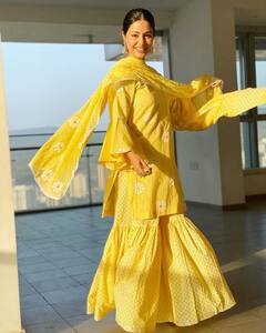 दुल्हन की सहेली के लिए परफेक्ट हो सकते हैं हिना खान के ये स्टाइलिश शरारा लुक