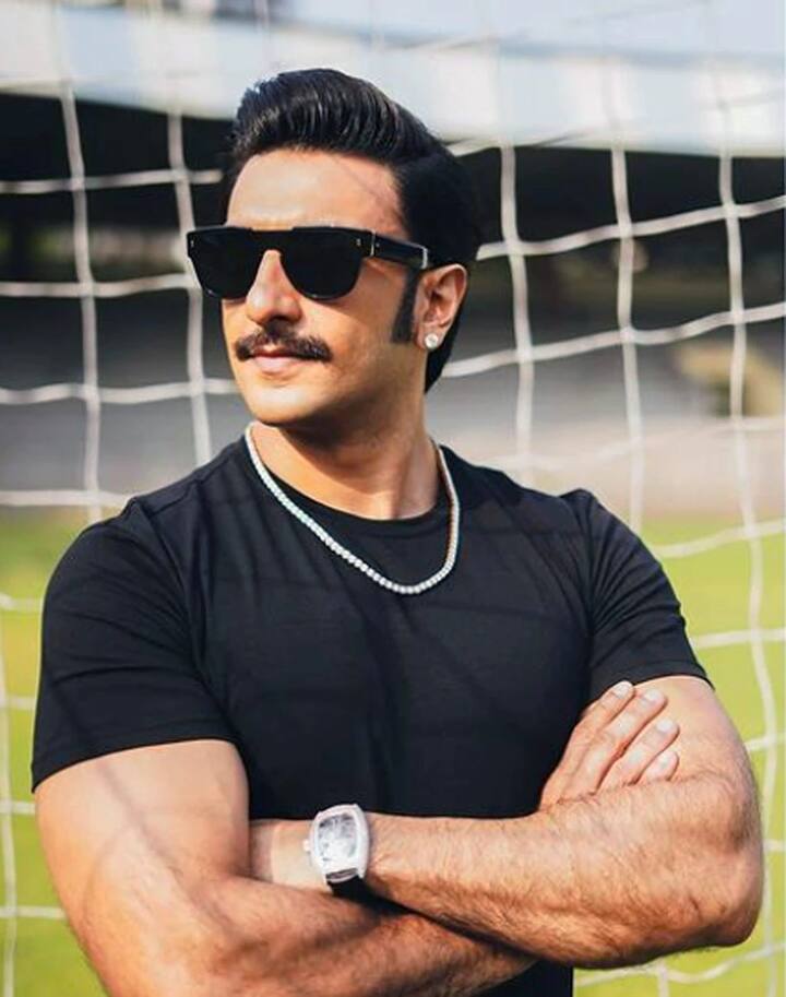 रणवीर सिंह – अपने अतरंगी फैशन सैंस से सबको अपना दीवाना बनाने वाले रणवीर सिंह की पसंद एसेसरीज के मामले भी काफी अतरंगी पसंद रखते हैं. जिसकी दुनिया दीवानी है वो रणवीर सिंह रॉयल और महंगी घड़ियों का शौक रखते हैं उनके जन्मदिन पर फिल्म मेकर रोहित शेट्टी ने उन्हें गिफ्ट में 6 लाख की कीमत वाली 'फ्रेंक मुलर वैनगार्ड' घड़ी दी है.