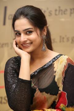 Ayesha Khan: క్యూట్ స్మైల్ తో ఆకట్టుకుంటున్న అయేషా ఖాన్