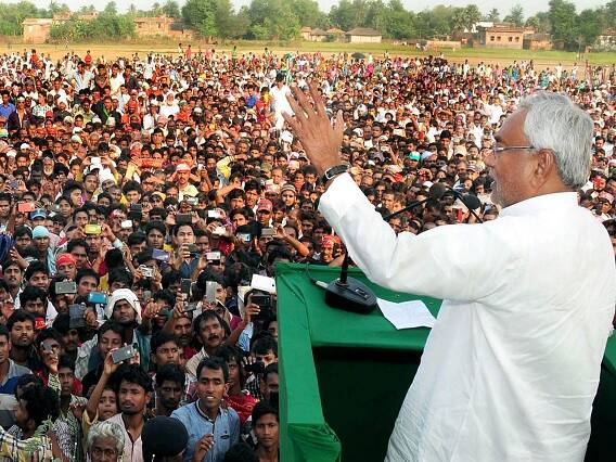 Kurhani By Poll : Fight in CM Nitish Kumar Campaign between CTET and BTET Candidates and JDU Supporters VIDEO: નીતીશ કુમારની સભામાં બબાલ, જેડીયુ સમર્થકોએ શિક્ષકો પર ખુરસીઓ વરસાવી, જુઓ Video