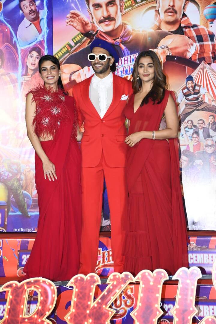 এছাড়া ছবিতে রয়েছেন বরুণ শর্মা, জনি লিভার, সিদ্ধার্থ যাদব, সঞ্জয় মিশ্র, টিকু তালসানিয়া, ব্রজেশ হিরজি ও অশ্বিনী কালসেকরের মতো অভিনেতারা।