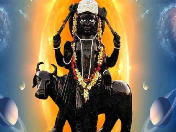 Shani Dev: शनि देव की पूजा में महिलाएं रखें इस बात का ध्यान, जरा सी चूक पड़ सकती है भारी