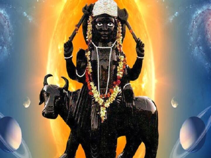 पूजा में करते वक्त महिलाएं शनि देव से सीधे नजरें न मिलाएं. आंखे नीचे करते हुए आराधना करें. शनि की दृष्टि को अशुभ माना है. ऐसा करने पर बुरे परिणाम भुगतने पड़ सकते हैं.