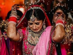 Marriage Rituals: दुल्हन विदाई के समय क्यों करती हैं चावल फेंकने की रस्म, जानें क्या है वजह
