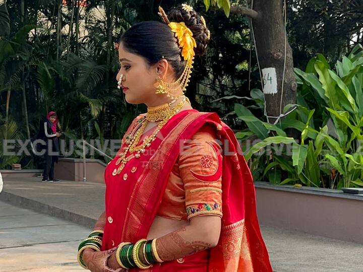 अक्षयाची मेहंदीदेखील आकर्षक आहे. तिने मेहंदीत सप्तपदीची डिझाइन काढली आहे.