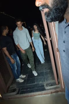 ડિનર ડેટ પર લેડી લવ Saba Azadની સાથે સ્પૉટ થયો Hrithik Roshan, ગર્લફ્રેન્ડ માટે પ્રૉટેક્ટિવ દેખાયો, જુઓ.....