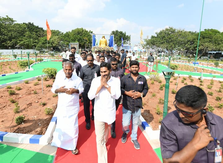 కార్యకర్తలు, ప్రజలకు అభివాదం చేస్తున్న సీఎం జగన్