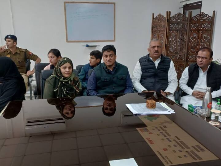 Uttar Pradesh Kanpur Samajwadi Party MLA Irfan Solanki and his brother Rizwan Solanki surrender in Commissioner Camp Office UP Politics: सपा विधायक इरफान सोलंकी का कमिश्नर के सामने सरेंडर, महिला को धमकी देने और उसका घर जलाने का आरोप