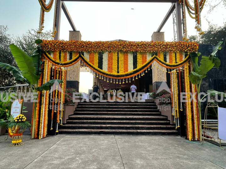 मराठी मनोरंजनसृष्टीतील अनेक कलाकारमंडळी त्यांच्या लग्नसोहळ्याला हजेरी लावणार आहेत.