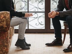 యువకుడితో కలివిడిగా మాట్లాడిన పాపానికి మహిళకు భారీ షాక్! అవాక్కైన బాధితురాలు