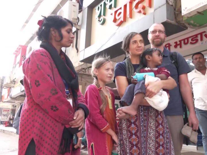 Bihar News Doctor couple from America adopted a disabled child in Patna, said  will give bst facilities Bihar News: अमेरिका से आए डॉक्टर दंपति ने पटना में दिव्यांग बच्चे को लिया गोद, कहा- बेहतर सर्जरी कराएंगे