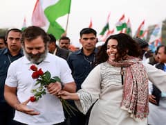 Bharat Jodo Yatra: రాహుల్ గాంధీకి రోజా పూలు ఇచ్చిన హీరోయిన్