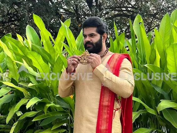 नवरदेव असणाऱ्या राणादानेदेखील कोल्हापूरी पेहराव केला आहे. दोघांचाही पेहराव दिमाखदार होता.