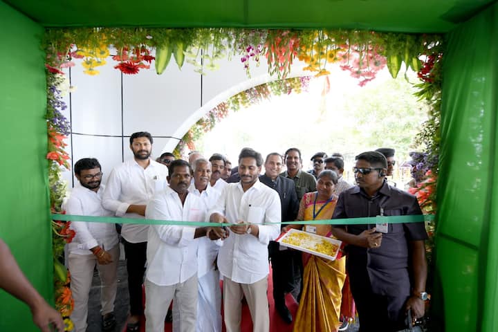 వైయస్ఆర్ జిల్లాలో సీఎం జగన్ పర్యటిస్తున్నారు. జిల్లాలోని లింగాల మండలం పార్నపల్లి వద్ద చిత్రావతి బ్యాలెన్సింగ్ రిజర్వాయర్ లో రూ. 6.50 కోట్ల అభివృద్ధి పనులను సీఎం వైయస్ జగన్ ప్రారంభించారు.
