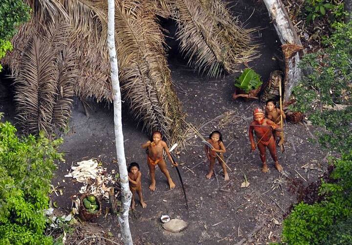 नॉर्थ सेंटीनेल आइलैंड: अंडमान निकोबार दीप समूह के एक दीप नॉर्थ सेंटीनेल आइलैंड में सिर्फ वहां रहने वाले आदिवासी निवास करते हैं. यहां किसी भी बाहरी व्यक्ति को आने की इजाजत नहीं है. यहां तक कि ये द्वीप बाहरी दुनिया के संपर्क में भी नहीं है या बेहद कम है.