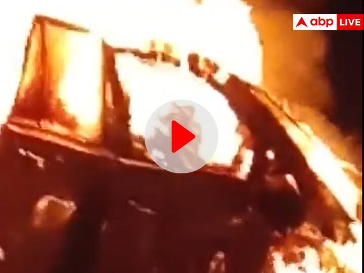 Jodhpur 24 Year Hanumat Singh Man Got Caught in Burning Car Burnt Alive Accident Video Goes Viral ANN Watch: एक्सीडेंट के बाद कार बनी आग का गोला, जिंदा जला शख्स, सामने आया खौफनाक वीडियो