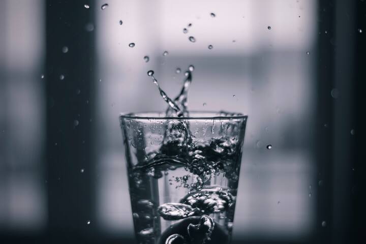 कोमट पाणी प्यायल्याने शरीरातील मेटाबॉलिज्म क्रिया व्यवस्थित राहते. यासोबतच शरीरात साठलेली अतिरिक्त चरबीही वेगाने वितळू लागते.