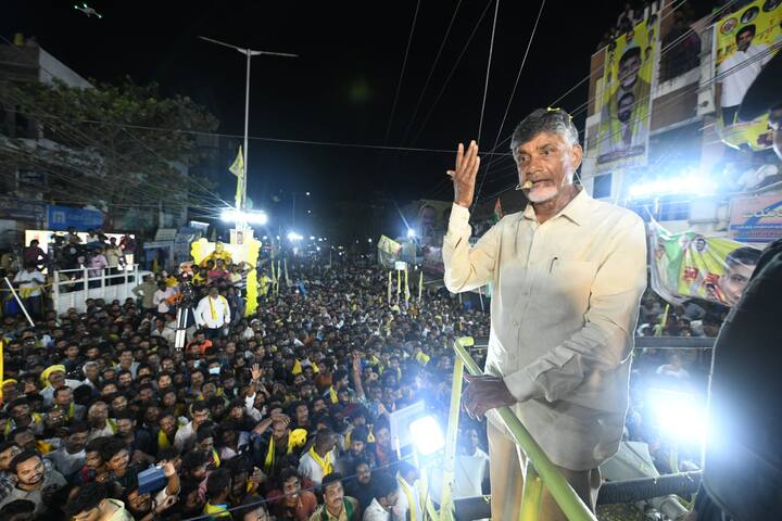 అర్దరాత్రి అయినా చంద్రబాబు ప్రసంగం కోసం వేచి చూసిన కార్యకర్తలు