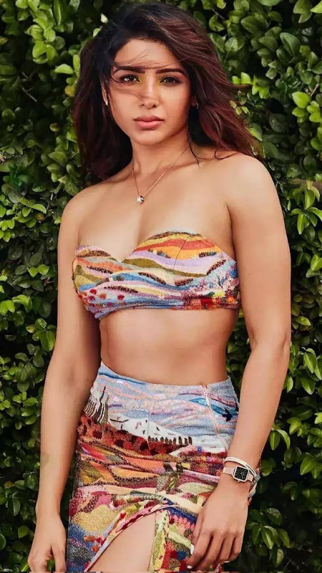 सामंथा रुथ प्रभु – साउथ फिल्मों में अपना जलवा बिखरेने के बाद बॉलीवुड में धूम मचाने को तैयार सामंथा रुथ प्रभु अपने बोल्ड डिसिशन के लिए जानी जाती है।आलीशान लाइफ जीने वाली सामांथा ने हाल ही में 6 लाख की सिंगल स्ट्रैप 'Bvlgari Serpentini' वॉच शेड गोल्ड को अपने क्लेक्शन में एड किया है