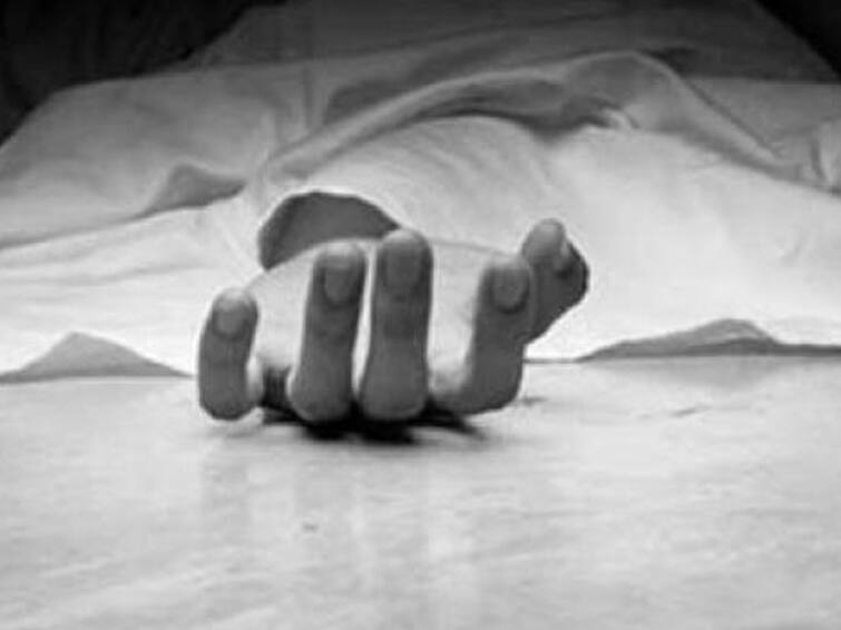 Kottivaakkam private school Class 12 student commits suicide by hanging himself after being beaten up by petteacher, relatives complain Suicide : ஆசிரியர் அடித்ததால் 12-ஆம் வகுப்பு மாணவர் தூக்கிட்டு தற்கொலை! பள்ளியில் குவிந்த போலீசார்.. என்ன நடந்தது?