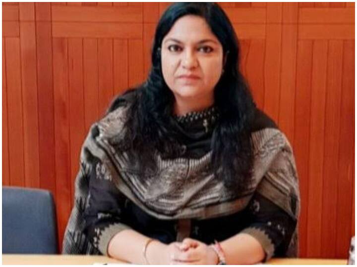 मनी लॉन्ड्रिंग केस: ED ने झारखंड की IAS अधिकारी की 82.77 करोड़ रुपये की संपत्ति कुर्क की Money laundering case ED attaches assets worth Rs 82.77 crore of Jharkhand IAS officer Pooja Singhal मनी लॉन्ड्रिंग केस: ED ने झारखंड की IAS अधिकारी की 82.77 करोड़ रुपये की संपत्ति कुर्क की