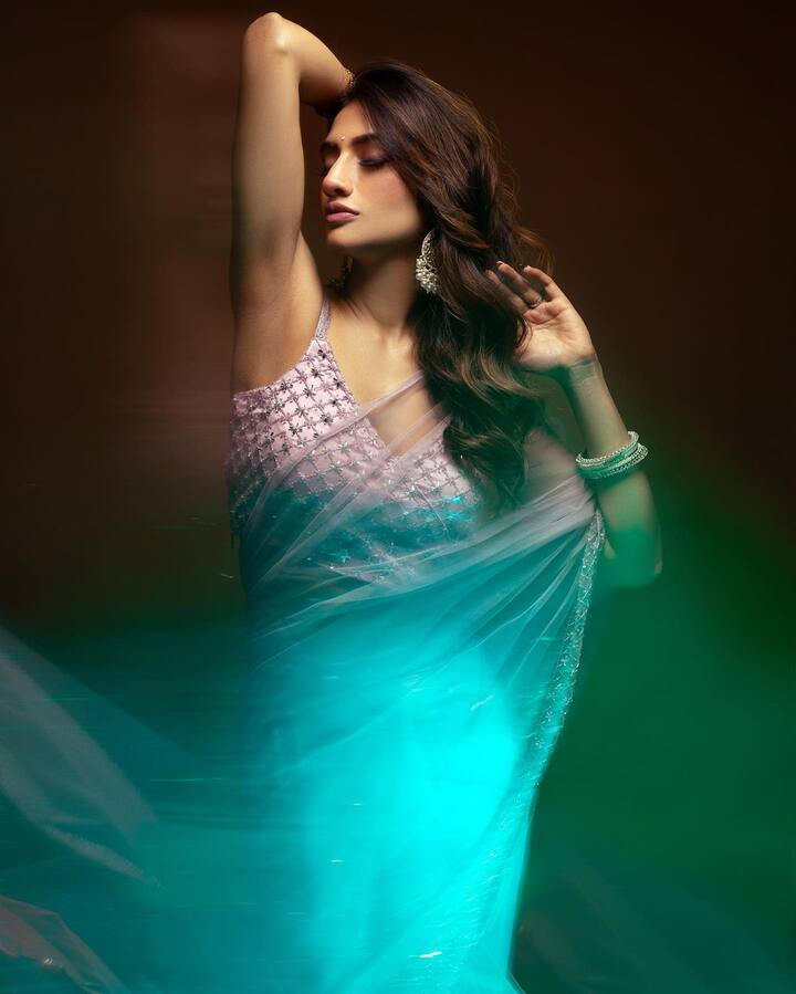 ताज्या फोटोंमध्ये नुसरत लाइट शेडची पारदर्शक साडी नेसलेली दिसत आहे. यासोबत तिने स्ट्रिप ब्लाऊज कॅरी केला आहे.(फोटो सौजन्य:nusratchirps/इंस्टाग्राम)