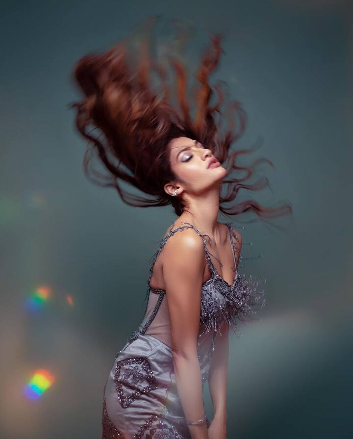 काही काळापासून ही अभिनेत्री तिच्या बोल्ड लूकमुळे चर्चेत आहे. (फोटो सौजन्य:nusratchirps/इंस्टाग्राम)